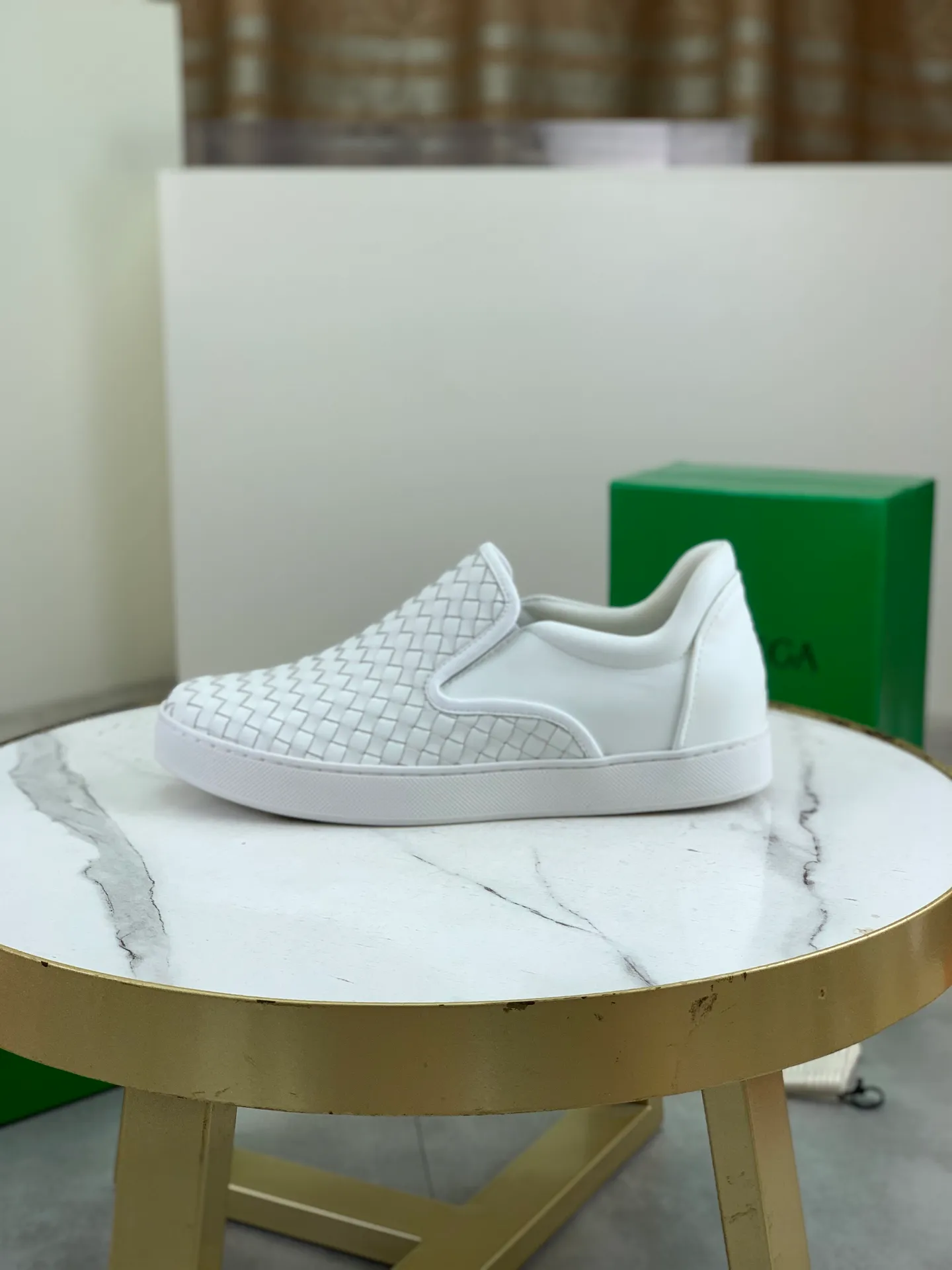 Factory price P720 💰Top quality💎💎💎 BOTTEGA VENETA official website synchronous couple👫The latest top version of the highest version of BV high-top casual shoes in the market, accept material comparison, shoe type comparison, process comparison, practical and textured, versatile, suitable for any occasion, the more you look at it, the more flavorful it becomes. Pure hand-woven craftsmanship - upper material, imported original woven calfskin - high-quality water-dyed cowhide inside - original private model customized outsole -Size: male 39-44 (customized 38 45 46) female 35-39 (customized 34 40 41) Comes with original BV green box, complete packaging.